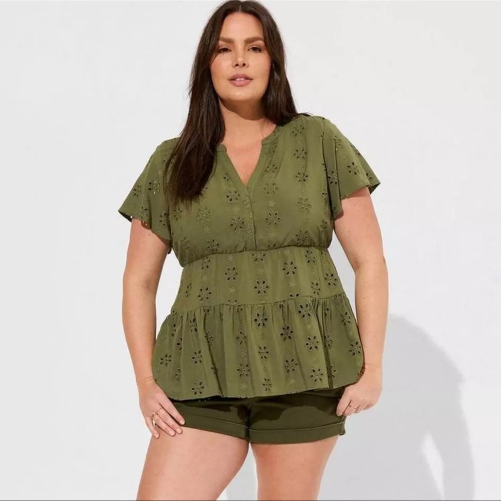 Torrid Babydoll Eyelet Tiered Top Green V-neck Short Sleeve‎ Feminine size 2